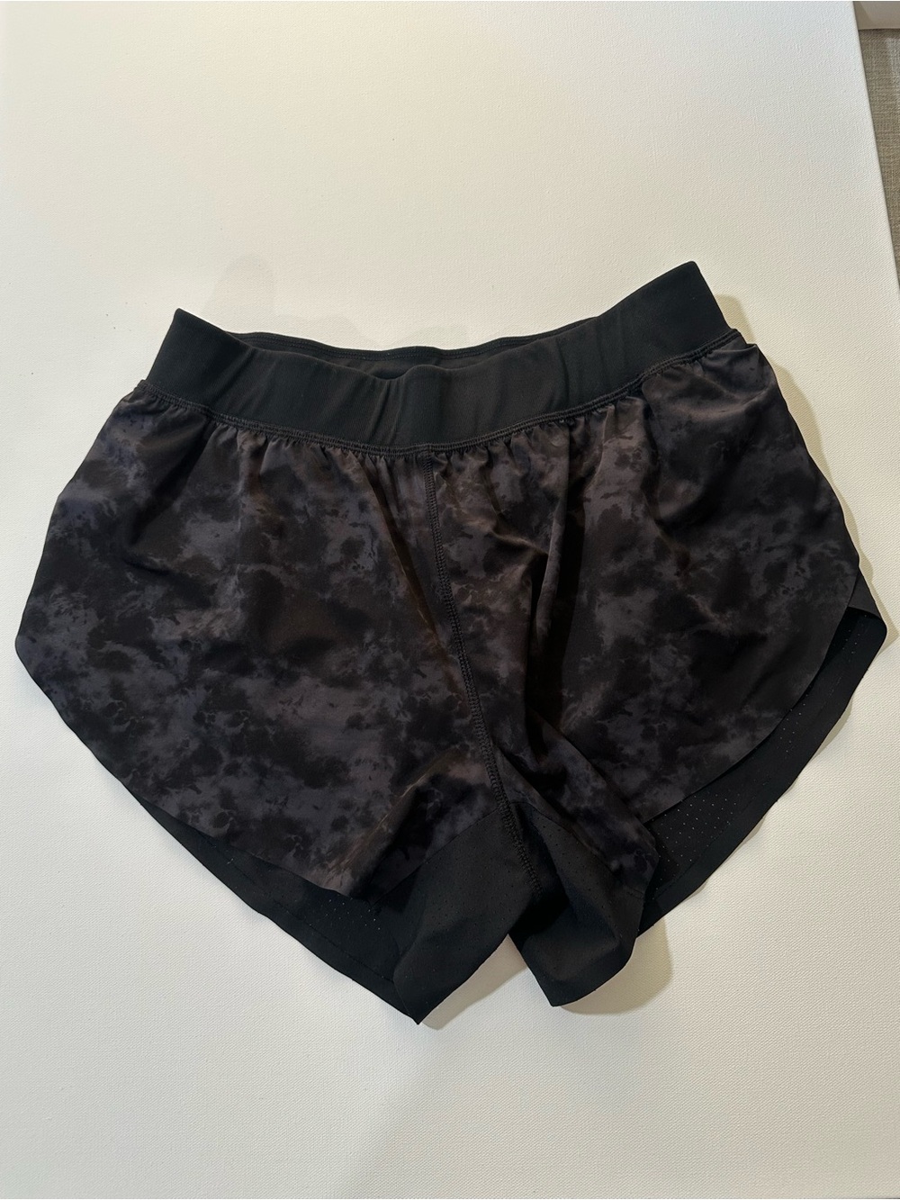 CRZ YOGA Women's Black & Charcoal Patterned Athletic Shorts